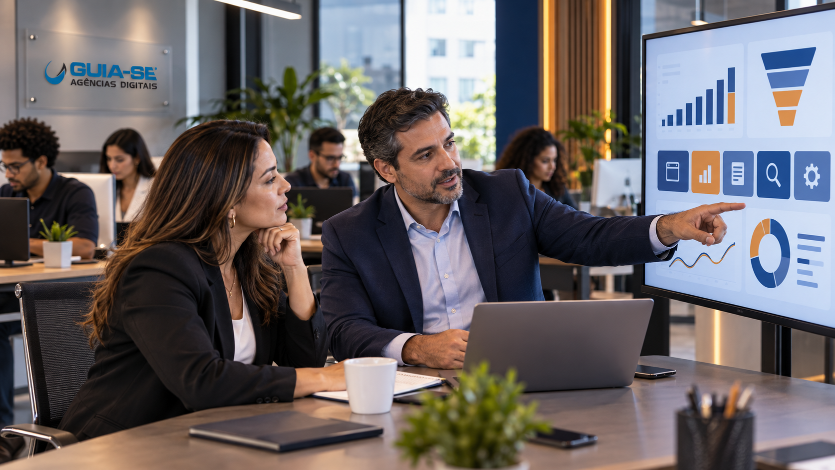Venda consultiva de serviços de marketing digital Consultor da Guia-se apresenta estratégias de marketing digital a uma cliente enquanto especialistas trabalham ao fundo.